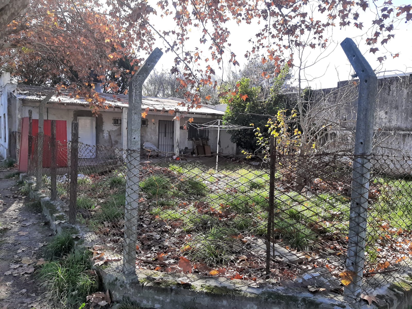 Terreno en esquina 400 m² con construcción a reciclar