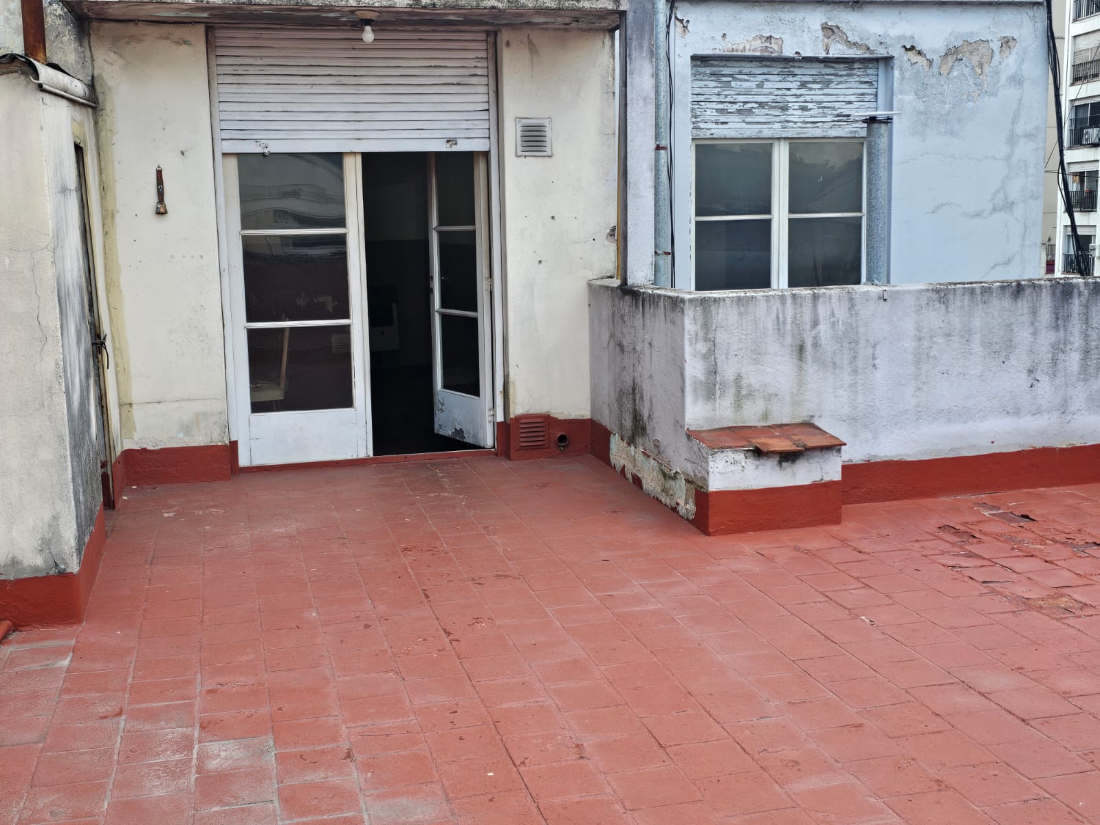 2 ambiente grandes 60m2 cubiertos 3er piso por escalera (único departamento en la planta) con terraza exclusiva de 60m2 - imagen 11