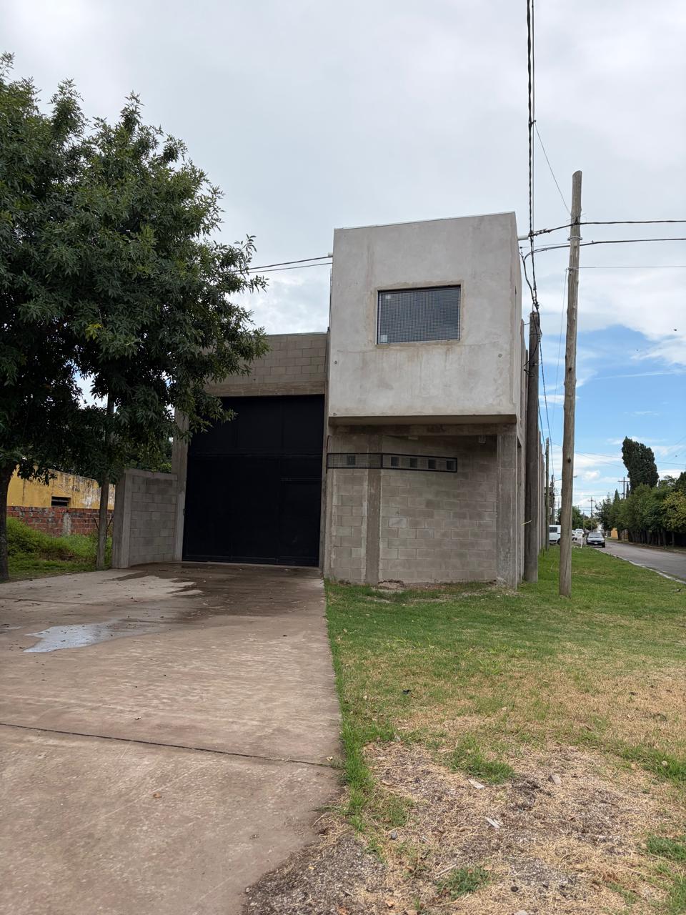 Alquiler galpón industrial 288 m² con oficina y portón para camiones – Baradero