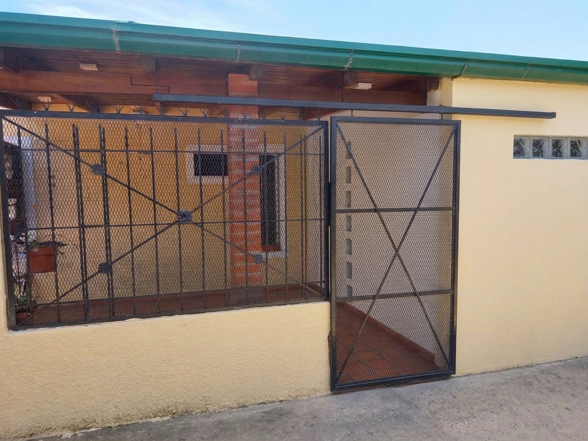 **? VENDO CASA EN P.B. EN BARRIO 374 VIVIENDAS** RECONQUISTA-STA FE