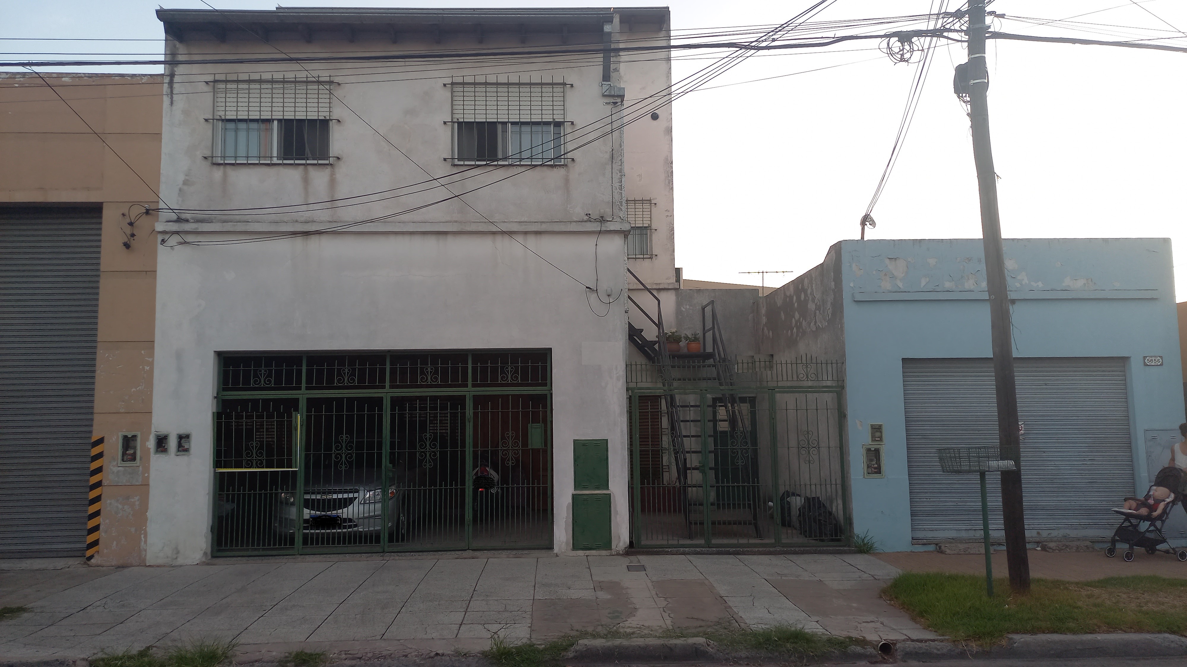 CASA EN PH DE 3 AMB. CON FONDO Y GARAGE EN VILLA BALLESTER
